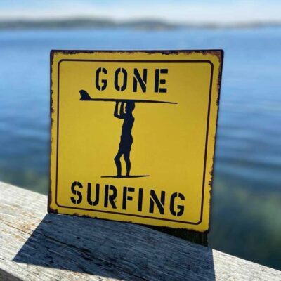Rolig plåtskylt med texten Gone Surfing.