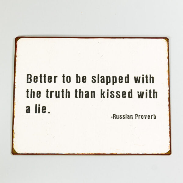 Skylt ”Better be slapped with the truth than kissed with a lie”