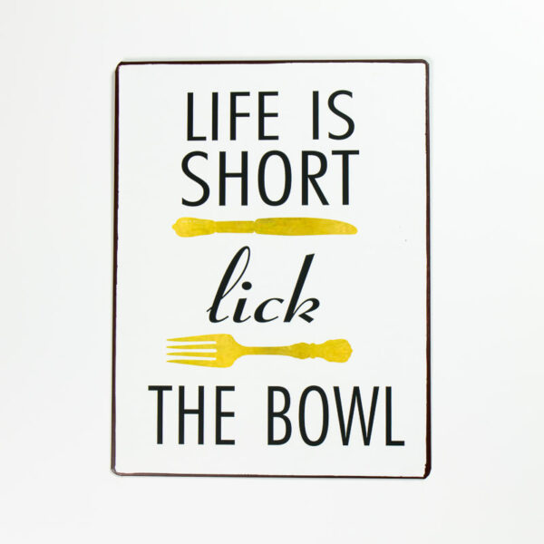 Skylt “Life is short, lick the bowl”