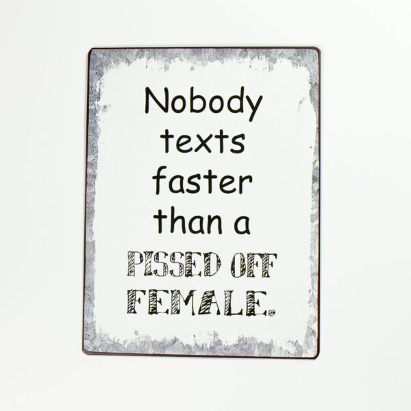 Skylt “Nobody texts faster than a pissed of female”