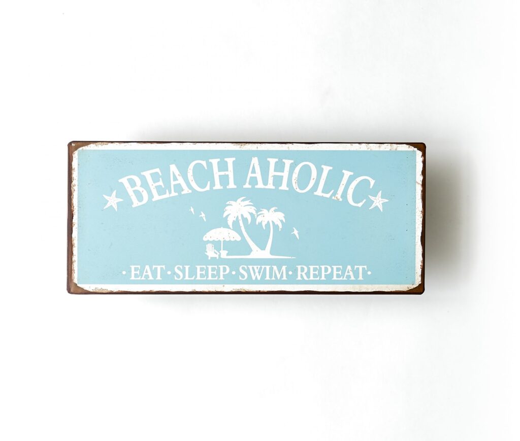Plåtskylt med text Beachaholic, easylife at the beach