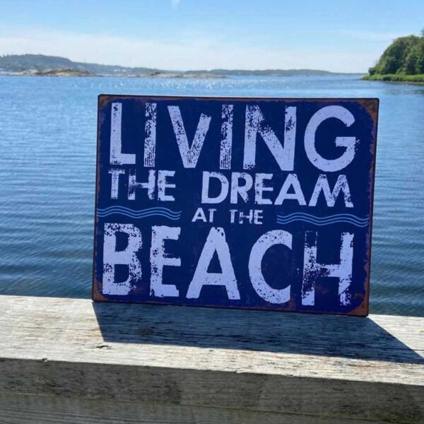 Plåtskylt med somrig text, Living the dream at the beach.