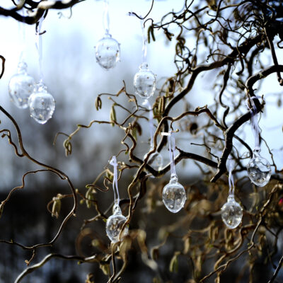 Fina glasägg med små guldprickar på, häng de i några grenar trollhassel eller i ditt påskris.