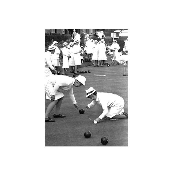 Dubbelvikt Kort - Woman playing bowles