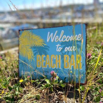 Somrig plåtskylt med härlig text, Welcome to our beach bar