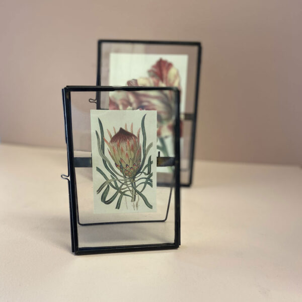 fotoram med glas och kanter i metall med fot baktill, 10x13cm