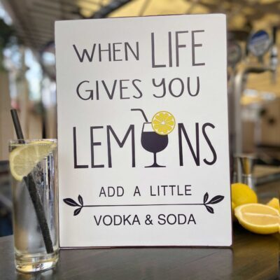 Plåtskylt - When life gives you lemons add a little soda & vodka