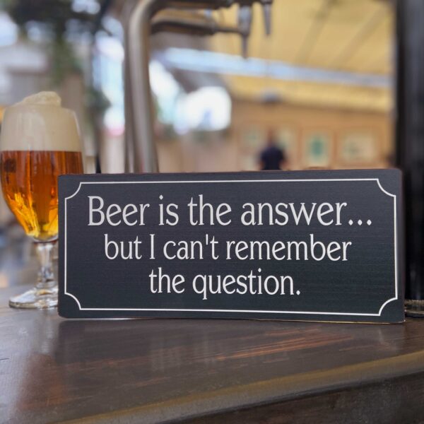 Plåtskylt med rolig text - Beer-is-the-answer