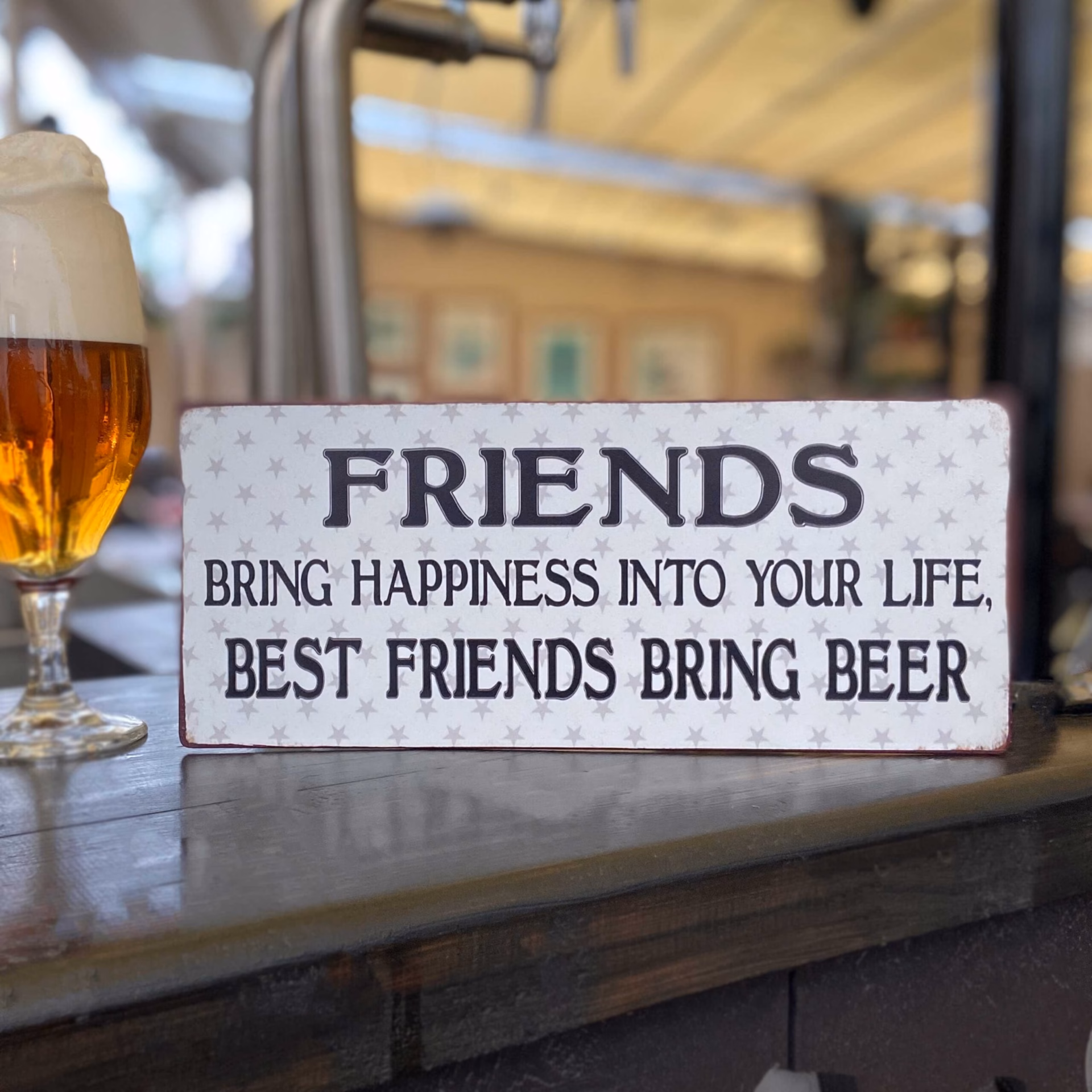 Plåtskylt med rolig text Friends-bring-happiness
