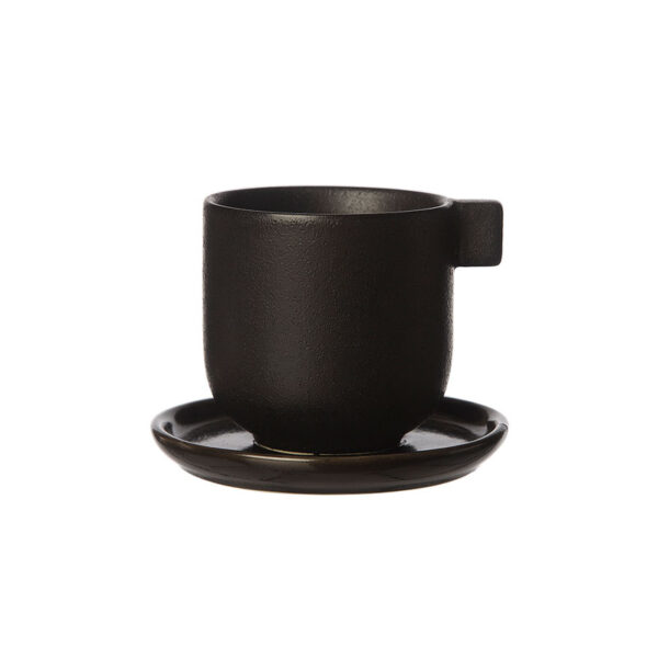 Kaffekopp från ERNST med fat i svart, glaserad stengods.