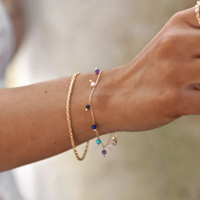 Armband runt handled med färgglada, naturliga stenar och kristaller.