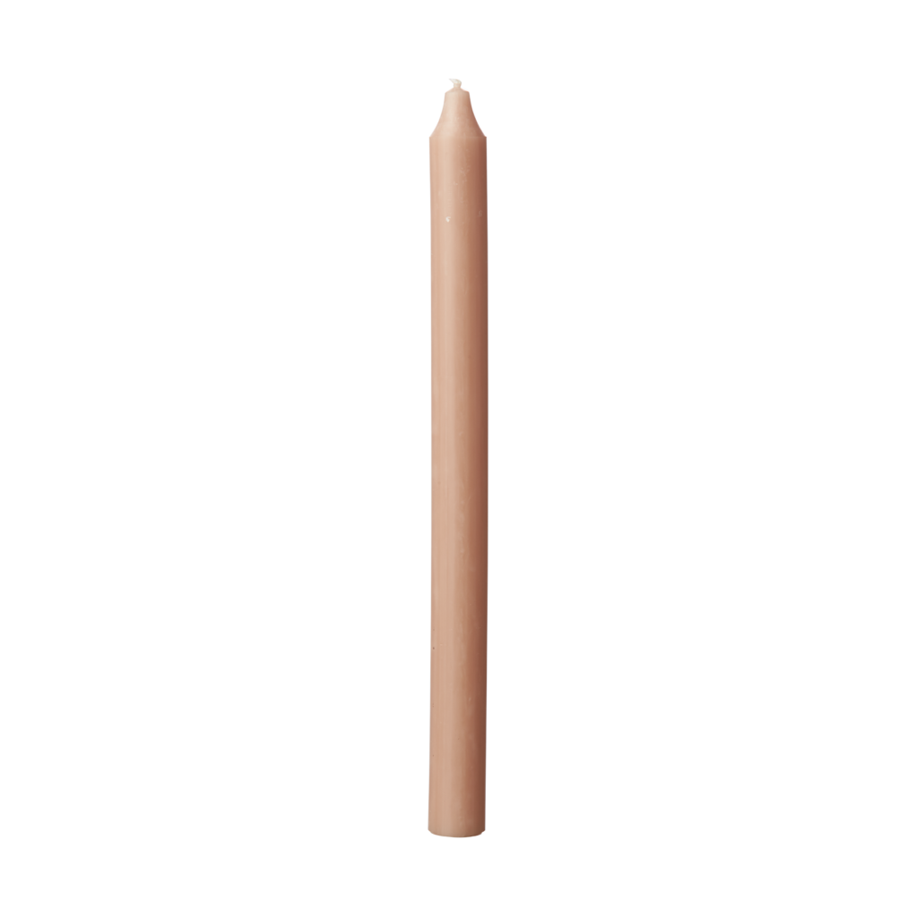 Sandfärgat kronljus som passar fint till beige och ljusa hem.