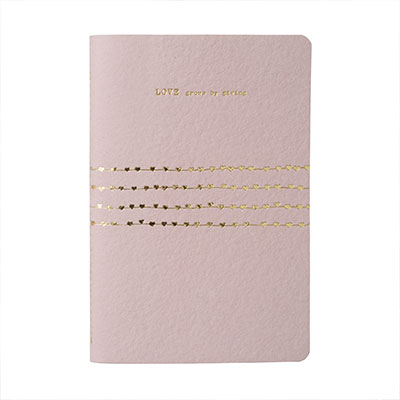 Rosa anteckningsbok med vackert budskap och hjärtan iguld på omslaget.