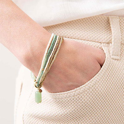 Armband med kristallen Aventurin och pärlor i glas och mässing.
