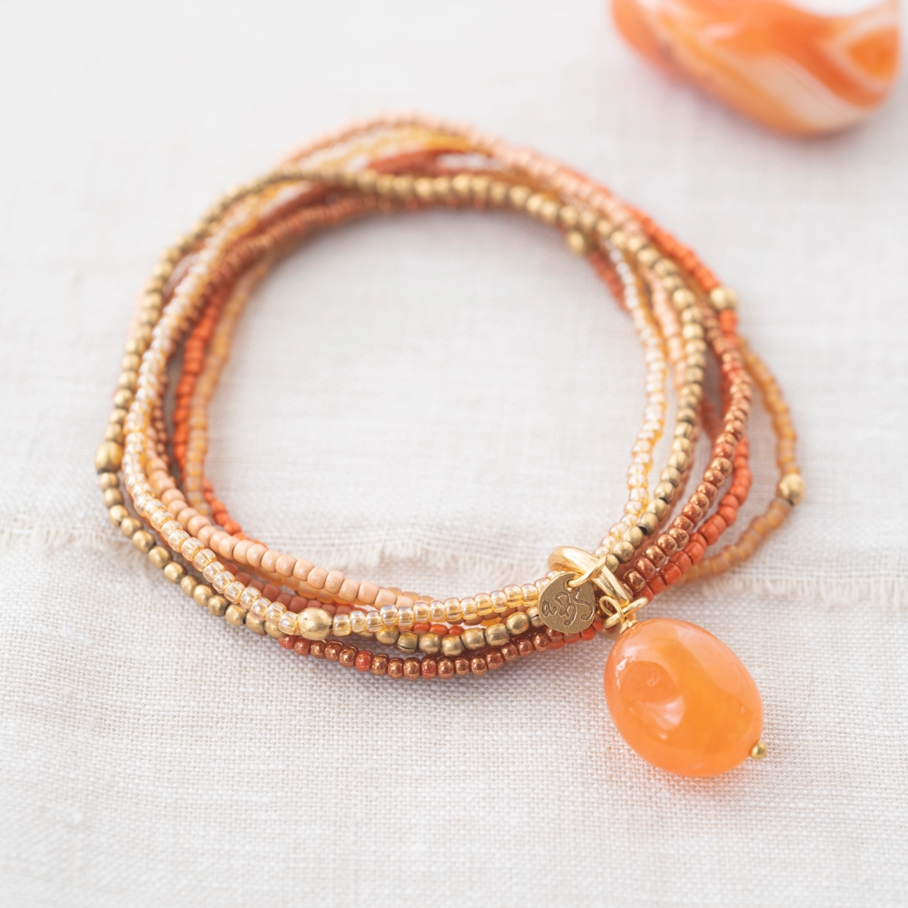 Armband med orange kristaller, Karneoler tillsammans med pärlor i glas och mässing.