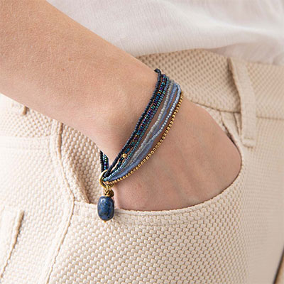Armband med Lapis Lazuli runt handled