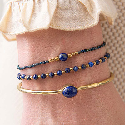 Armband med blåa kristaller och stenar.