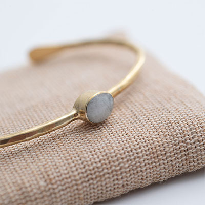 Stelt armband i guldplätering med en vacker Månsten.