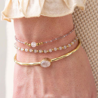 Armband med rosa Rosenkvarts och söta små pärlor i mässing.