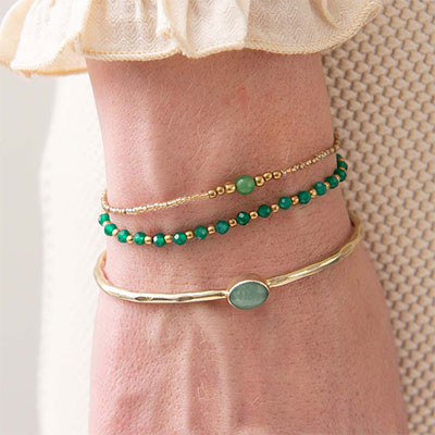 Flera-armband-i-guld-med-kristallen-Aventurin