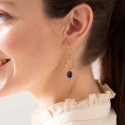 Örhängen med den blåa stenen Lapis Lazuli