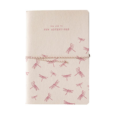 Skissbok i rosa med texten New Adventures på framsiadn.