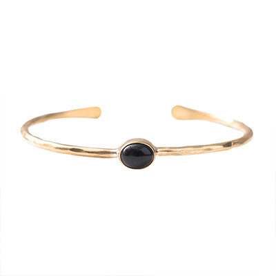 Stelt armband med en svart Onyx