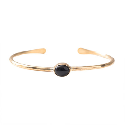 Stelt armband med en svart Onyx