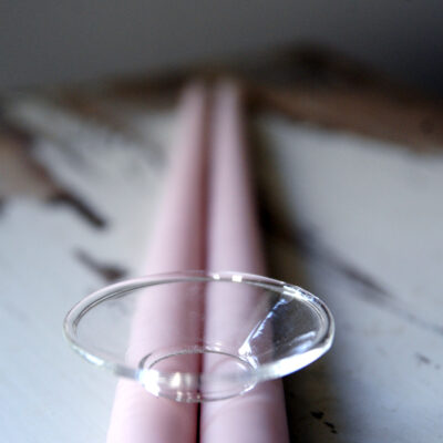 Ljusmanschett i klarglas tillsammans med två rosa handstöpta ljus.