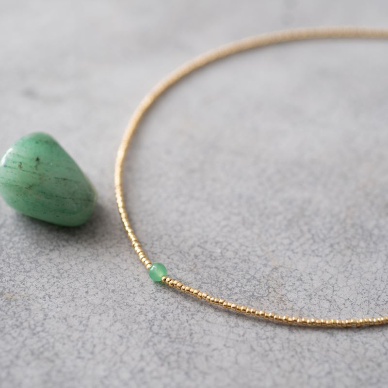 Halsband med glaspärlor och den gröna kristallen Aventurin.