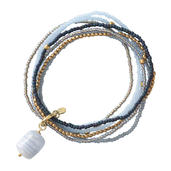 Handgjort armband med ljusblåa kristaller och pärlor i glas.