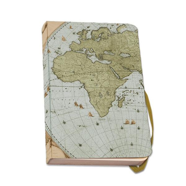Anteckningsbok med en världskarta på omslaget.