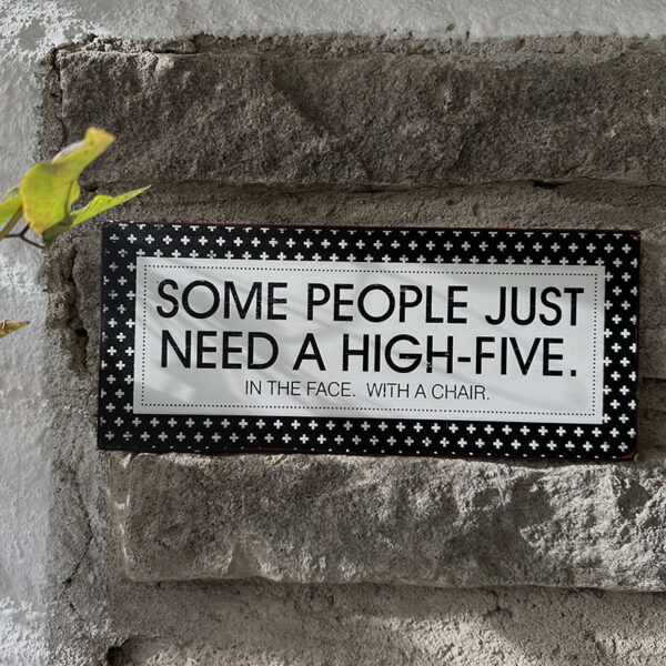 Plåtskylt Some people just need a highfive ..