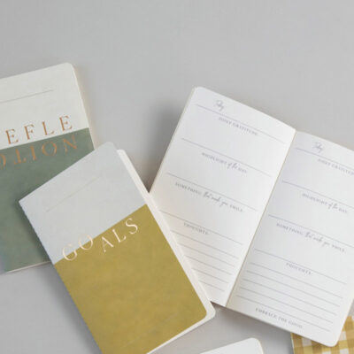 Små anteckningsböcker att skriva upp reflektioner, mål och tacksamhet.