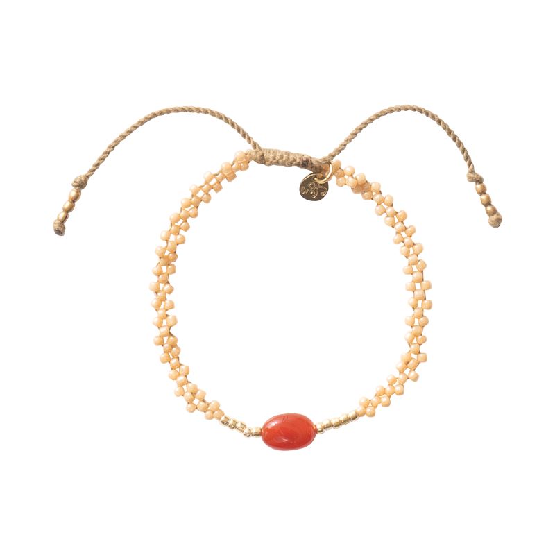 Armbandet Emotion med en Karneol och pärlor i mässing och glas på bomullstråd.