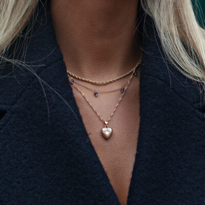 Halsband med Pärlor av Lila Ametist, på Guldpläterad kedja.