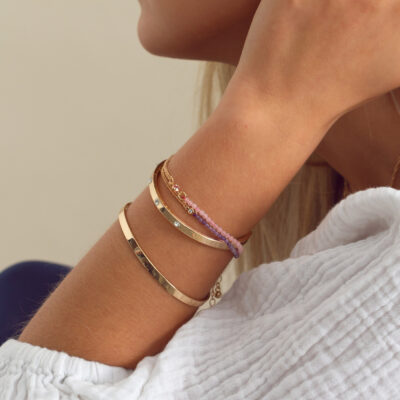 Armband med pärlor av Rosenkvarts och guldfärgade små pärlor.