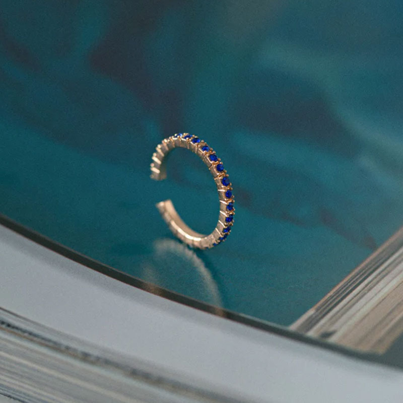 Ringen Ayla med blåa kristaller i glas.
