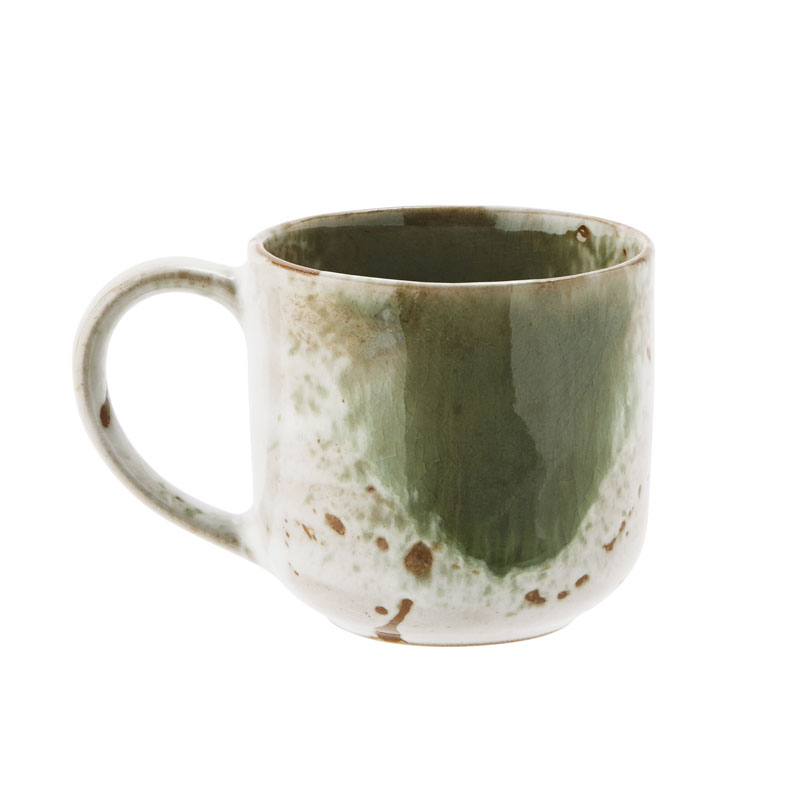 Mugg i stengods, grön med vita och bruna prickar.
