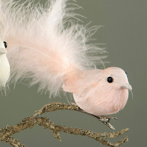 Pynta paket och påskris med en söt dekorationsfågel i rosa.