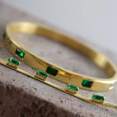 Armband från Dansk Copenhagen med gröna kristaller.