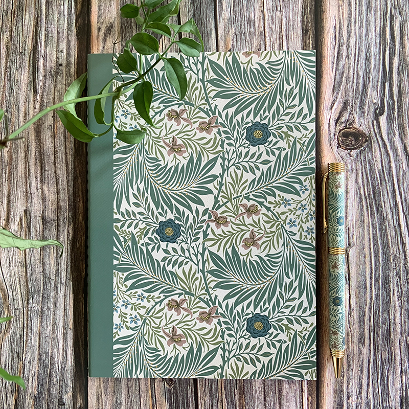 Skrivhäfte med det vackra mönstret Larkspur av William Morris.