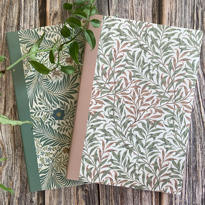 Skrivhäften med mönstren av William Morris, Larkspur och Willow Boughs.