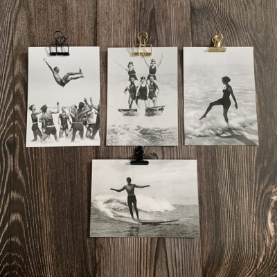 Samling med svartvita kort med motiv från 30-talet som föreställer personer på stranden.