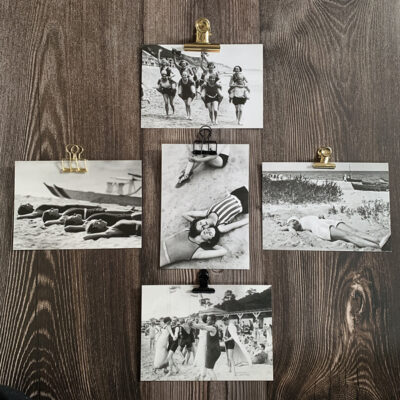 Svartvita kort med motiv från 30-talet med motiv som föreställer personer på stranden.