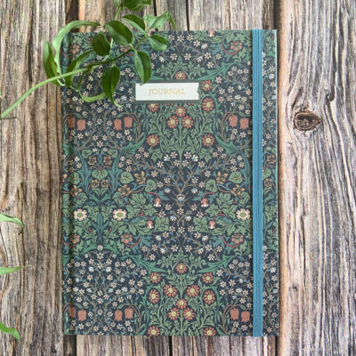 William Morris anteckningsbok i A5 storlek med det vackra mönstret Blackthorne.