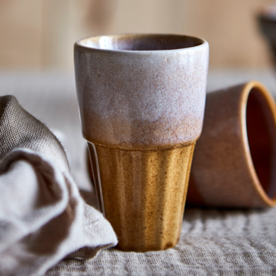 Kaffemugg i keramik med ocra och plommontoner, 9cm hög.
