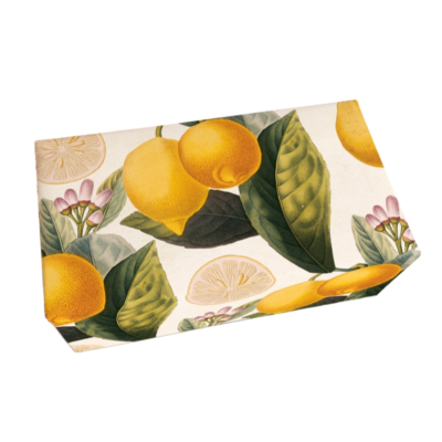 En fast tvål från Sköna Ting i vintageinspirerat papper med citroner på.