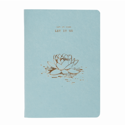 Anteckningsbok i A5 storlek med en vacker guldig Lotusblomma på omslaget.