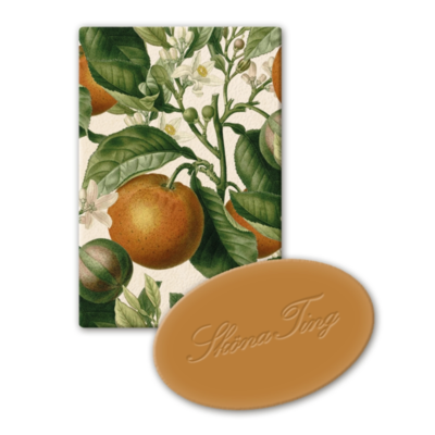 En söt liten fast gästtvål från Sköna Ting i vackert papper som dekorerats av Apelsiner på kvist.